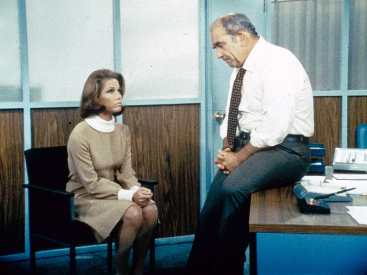 MARY TYLER MORE [1970 - 1977]  MARY TYLER MOORE, EDWARD ASNER
