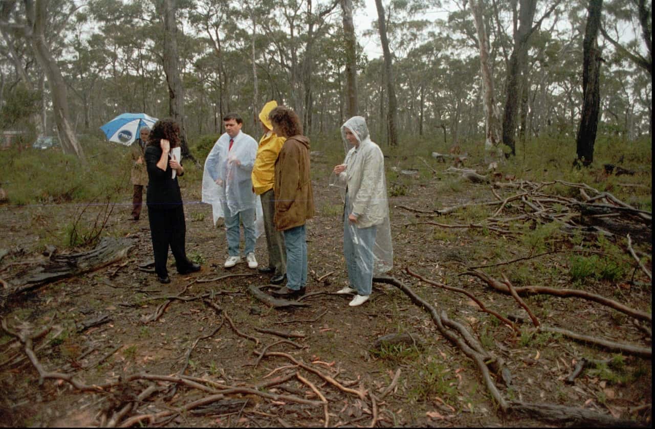 Court officials visit Belanglo State Forest in 1994.