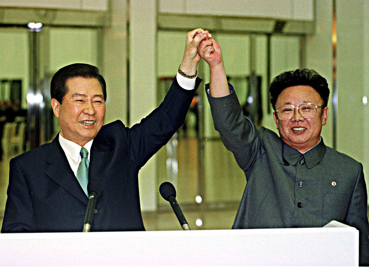 Kim Jong-il (R) and Kim Dae-jung (L) during summit talks in Pyongyang in June 2000.