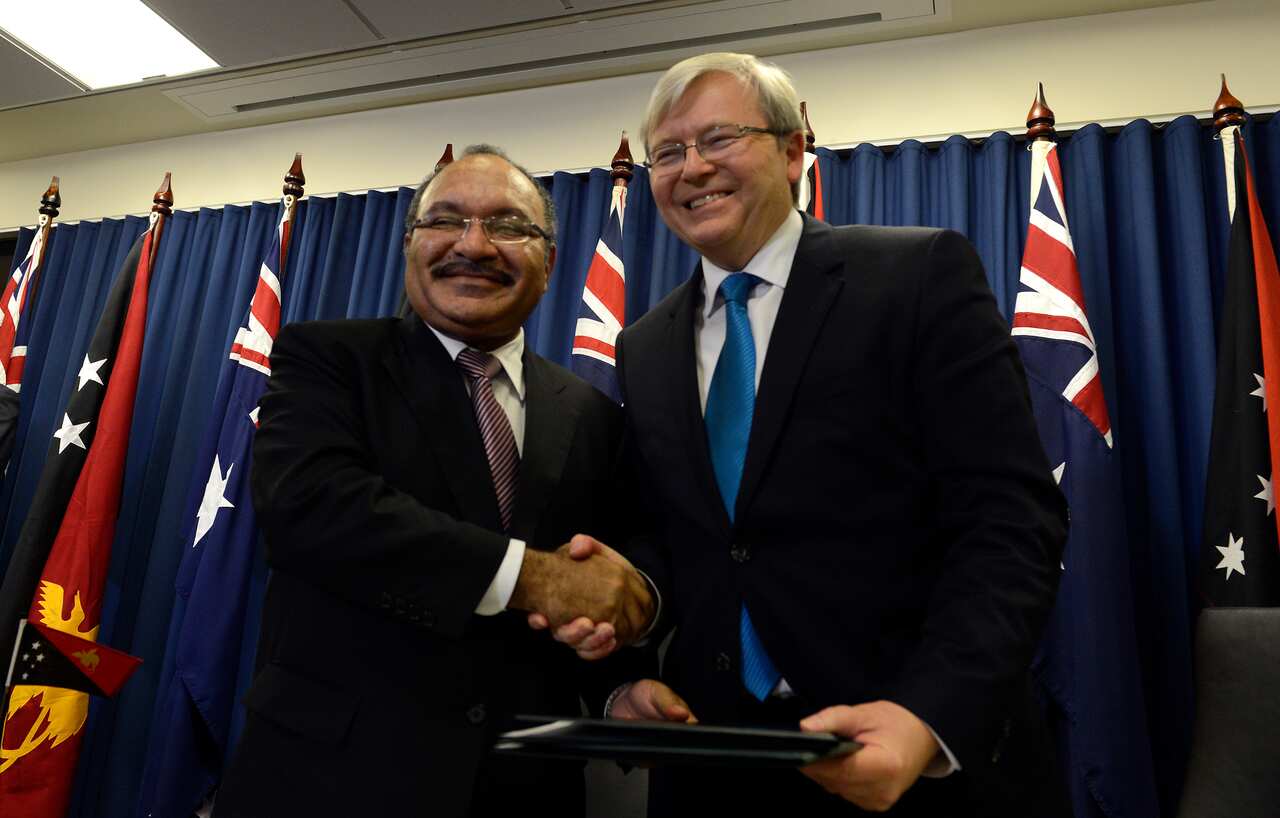 Kevin Rudd (right) and Papua New Guinea Prime Minister Peter O'Neill after signing an agreement to process asylum seekers in 2013
