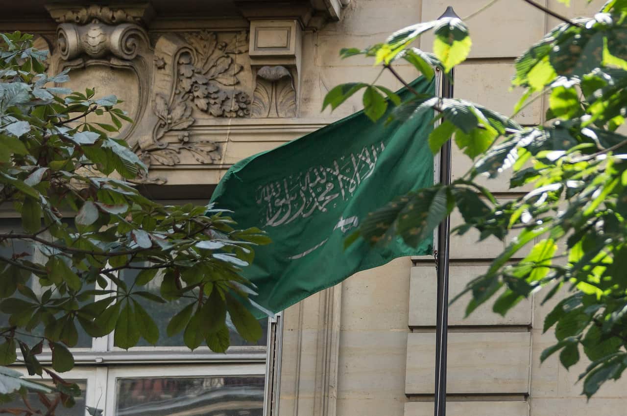 The Saudi Arabian flag hangs outside the Saudi Arabian embassy in Paris, France, 18 August 2014. (AAP) 