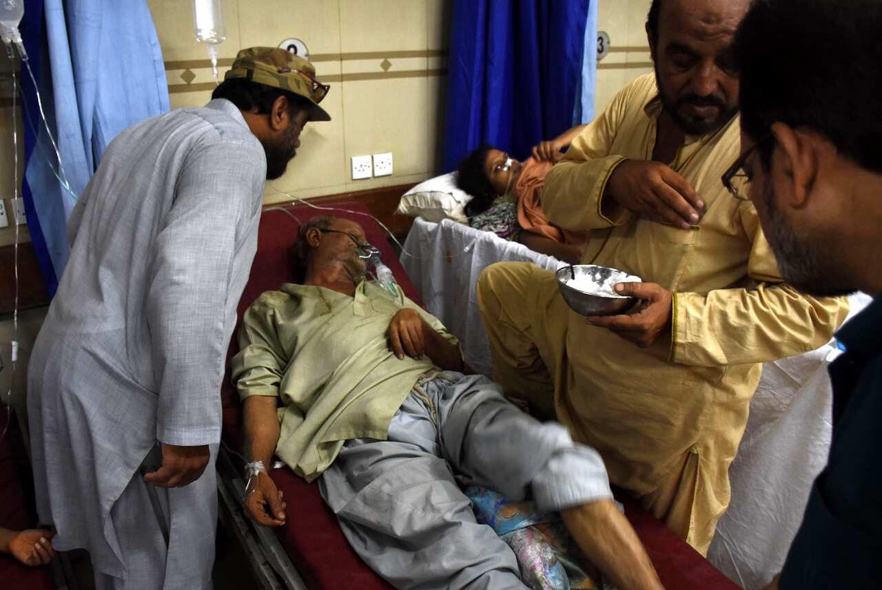 People affected by the heatwave, receive medical treatment at a hospital in Karachi, Pakistan, 23 June 2015. (EPA/SHAHZAIB AKBER)