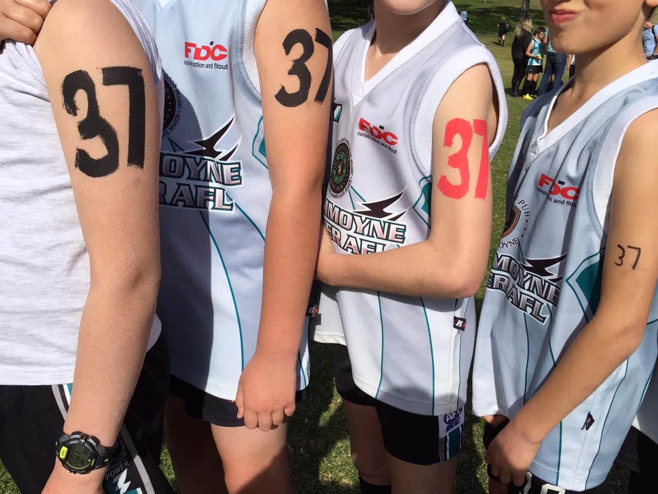 Junior Australian Rules players from Drummoyne Power's under 11 AFL team show their support for Adam Goodes ahead of their match against the Moore Park Tigers at Moore Park, Saturday, Aug. 1, 2015. (AAP) 