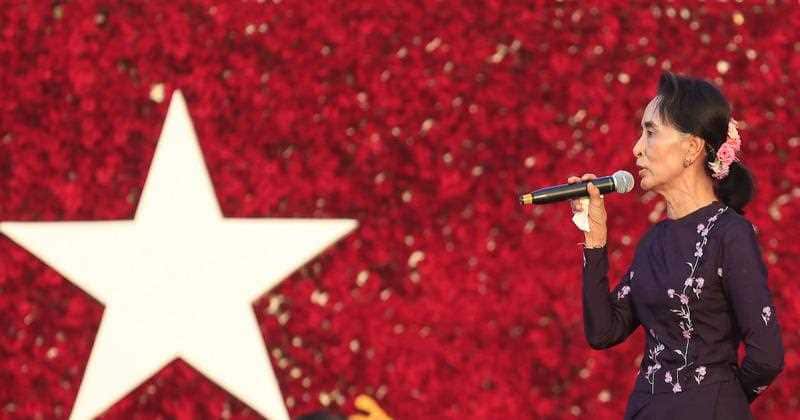 Myanmar opposition leader Aung San Suu Kyi (R), chairperson of National League for Democracy (NLD) party, delivers a speech during her election campaign rally in Yangon in 2015.