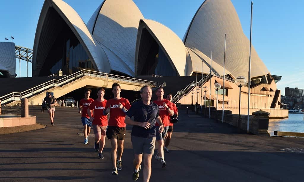 Leader of the Opposition Bill Shorten runs past the Sydney Opera House as part of the 2016 election campaign in Sydney, Friday, May 13, 2016. (AAP Image/Mick Tsikas) NO ARCHIVING