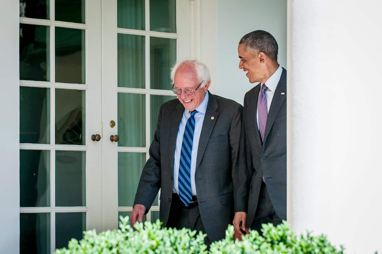 US President Barack Obama (R) walks with Democratic presidential candidate Bernie Sanders (L) down the Colonnade during their meeting at the White House