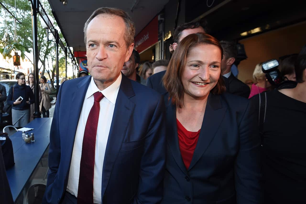Leader of the Opposition Bill Shorten and Labor candidate for Gilmore Fiona Phillips on a street walk as part of the 2016 election campaign in the NSW South Coast town of Nowra, Tuesday, June 28, 2016. (AAP Image/Mick Tsikas) NO ARCHIVING
