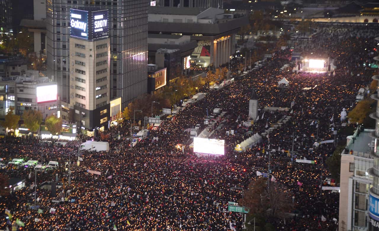 aHundreds of thousands of people rally in the streets of Seoul on Nov. 12, 2016, to demand the resignation of President Park Geun Hye over a scandal involving her close confidante. (Kyodo)==KyodoHundreds of thousands of people rally in the streets of Seou