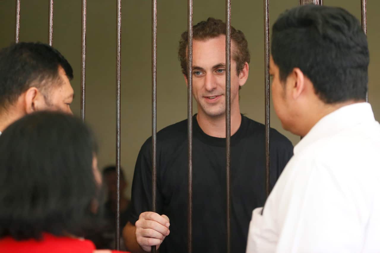 British national David Taylor talks to his lawyers inside a holding cell before a trial at the Denpasar District Court in Bali, Indonesia, 30 November 2016.