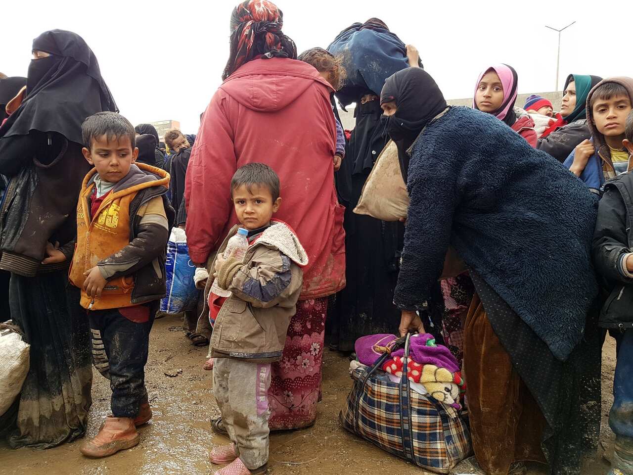Iraqi displaced people fleeing from west of Mosul districts arrive in Hamam Ali town in southern Mosul.