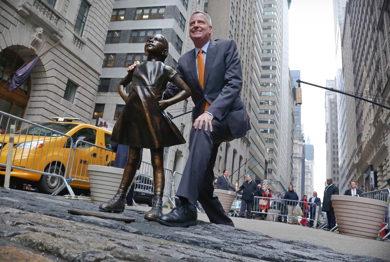 New York Mayor Bill de Blasio poses with the "Fearless Girl" statue.