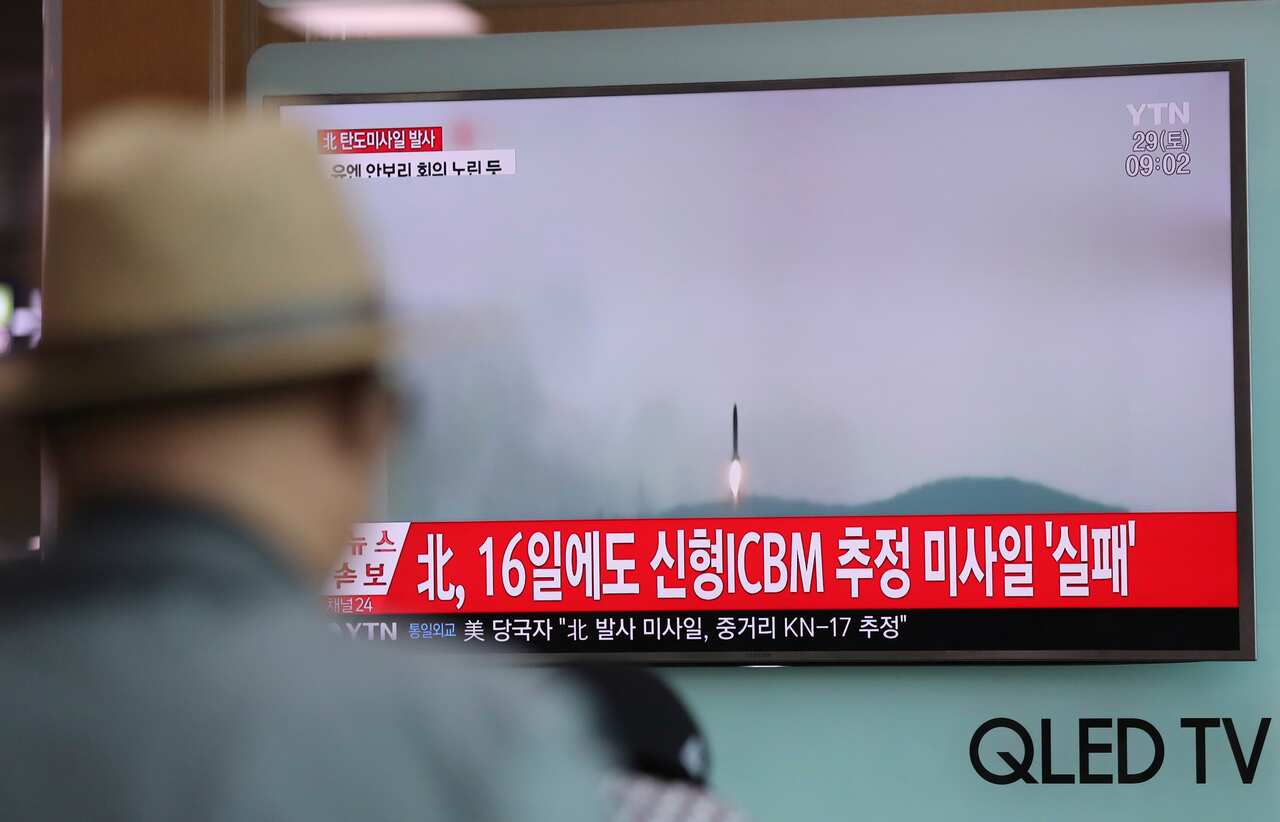 A man watches a TV news program reporting about North Korea's missile firing with a file footage, at Seoul Train Station in Seoul, April 29, 2017.