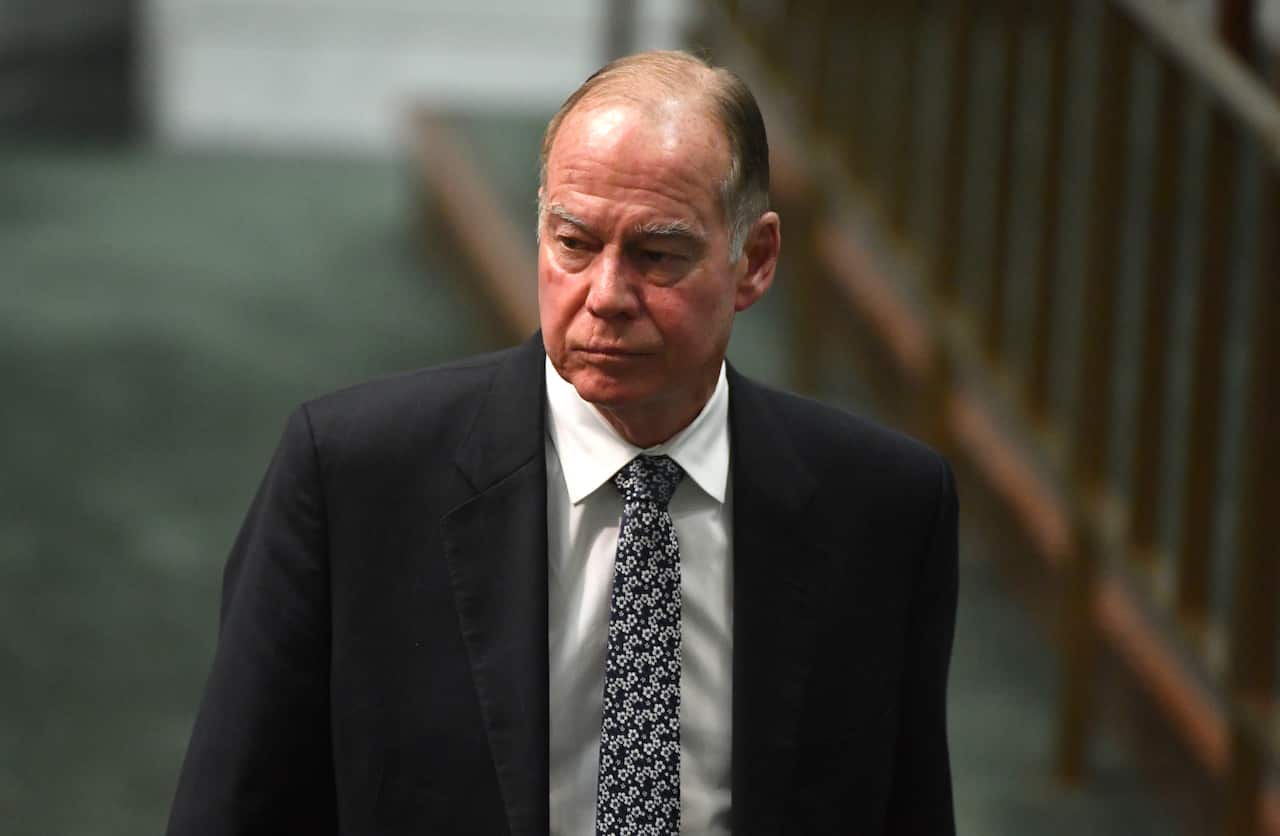 Liberal MP Russell Broadbent has called on the government to accept New Zealand's refugee resettlement deal.