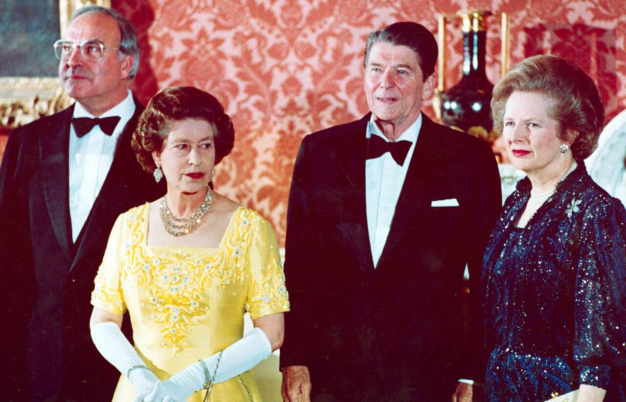 Britain's Queen Elizabeth II, second left, standing with Kohl, U.S. President Ronald Reagan, and UK Prime Minister Margaret Thatcher
