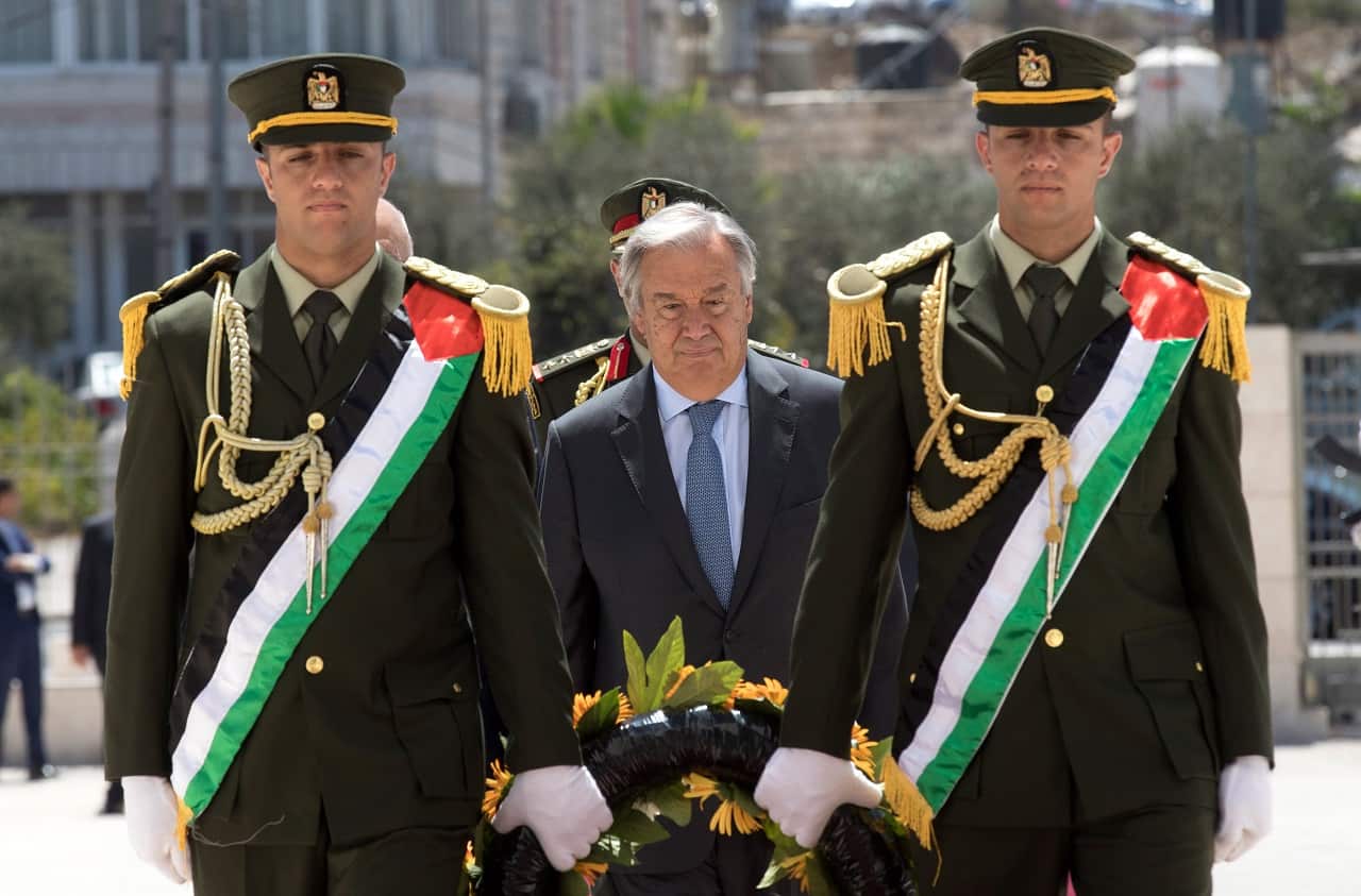 UN Secretary General Antonio Guterres lays a wreath of flowers on the tomb of the late Palestinian leader Yasser Arafat in Ramallah, 29 August 2017.
