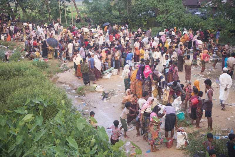  People belonging to the ethnic minority Rohingyas of Myanmar (Burma) cross the Bangladesh border to arrive at the Balukhali camp in Cox's Bazar, Bangladesh