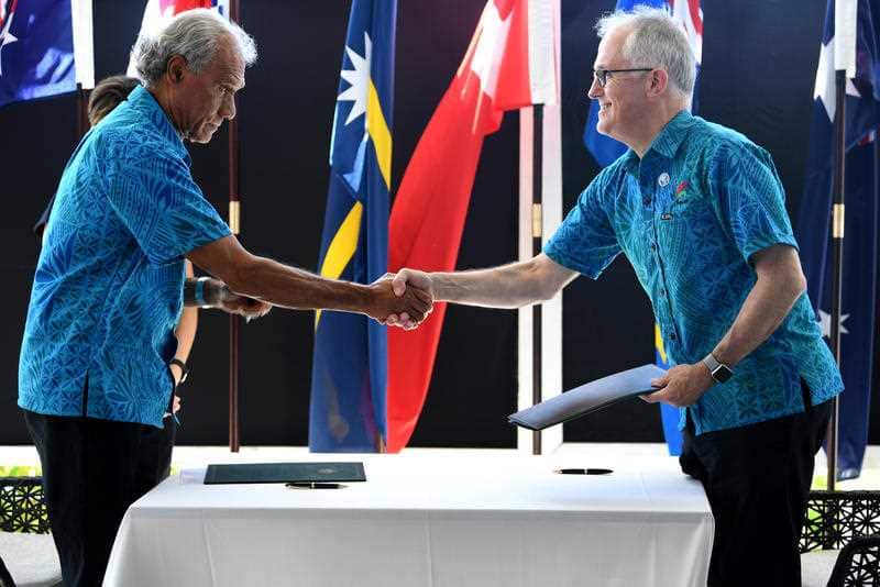 Tonga PM Akilisi Pohiva shakes hands with Australian counterpart Malcolm Turnbull