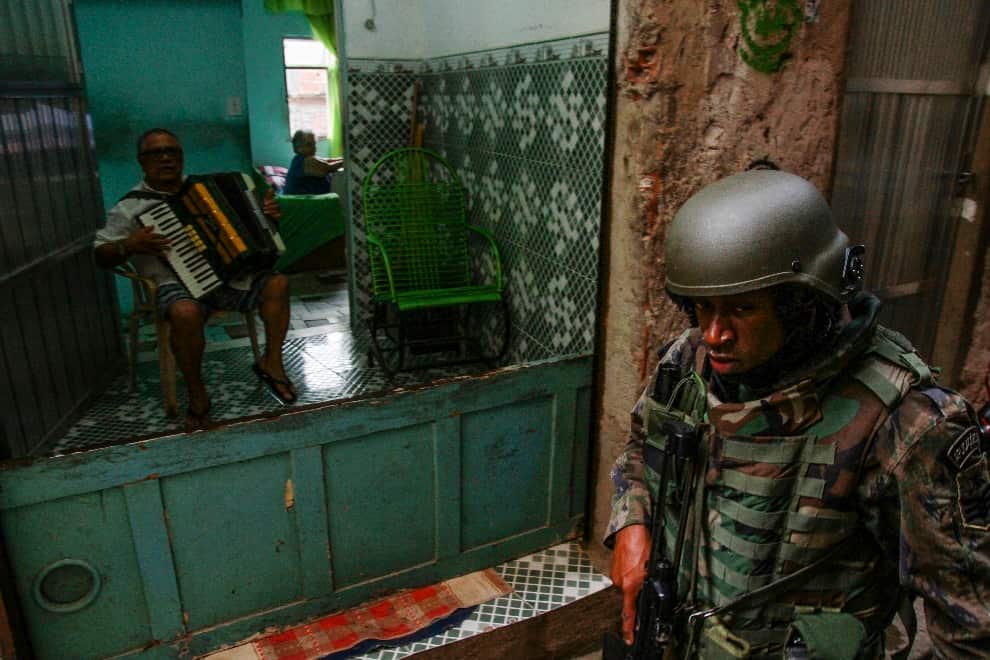 The army supports the operations of civilian and military police to locate and capture criminals involved in recent clashes between rival criminal factions