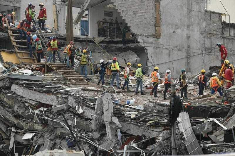 Rescue workers continue searching at a collapsed building in the Alvaro Obregon Avenue, in Mexico City, Mexico, 26 September 2017.