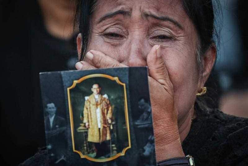 A Thai mourner cries as she holds a picture of the late King Bhumibol Adulyadej while waiting for the royal cremation ceremony outside the Royal Palace in Bangkok, Thailand, 26 October 2017.