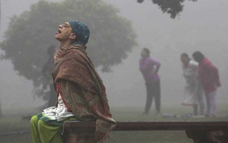 An Indian man with his face covered with a cloth walks amid heavy smog in New Delhi, India, 08 November 2017. People in the Indian capital city are struggling with heavily polluted air as air quality hit 'severe levels,' according to reports.