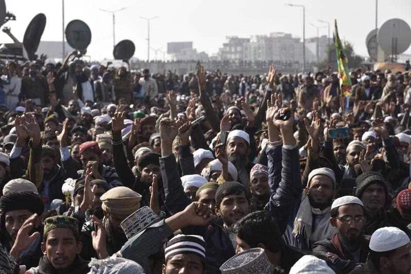 Supporters of religous group 'Tehrik Labayk Ya Rasool Allah' (TLYRA) disperse after their group reached an understanding with the government.