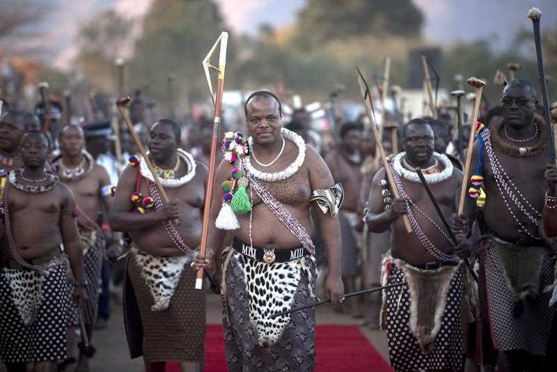 Swazi King Mswati III (C) arrives at the annual Reed Dance ceremony, Manzini, Swaziland, 28 August 2016.