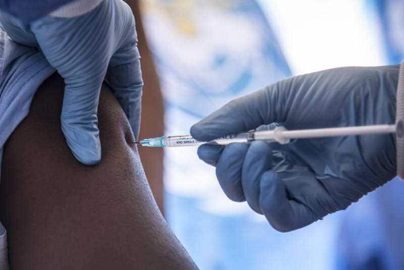 A worker from the World Health Organization (WHO) administers Ebola vaccination during the launch of an experimental vaccine in Mbandaka, north-western Democratic Republic of the Congo, 21 May 2018.