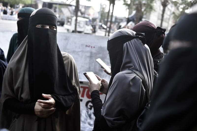 Sri Lanka has banned face covering veils following the Easter suicide bombing attacks. 