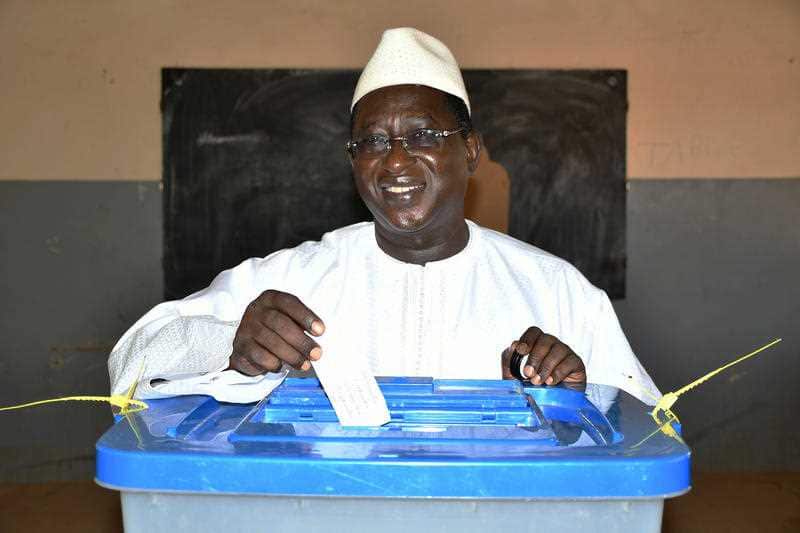 Soumaila Cisse, opposition presidential candidate casting his ballot during the Presidential second round election.