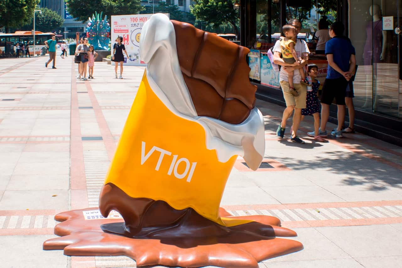 "Too hot" themed art exhibition was held at VT101 in Tianhe district of Guangzhou city, south China's Guangdong province, under the continuous hot weather.