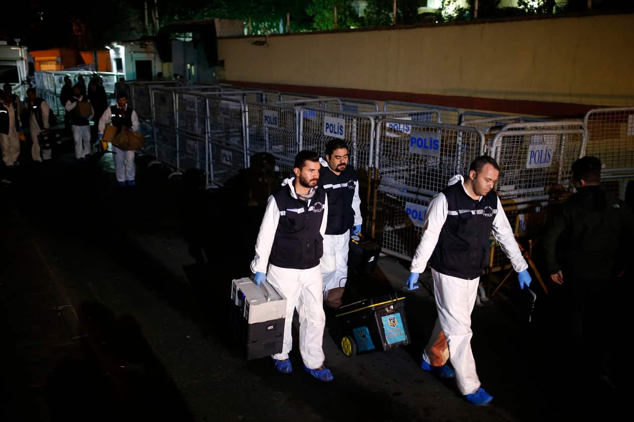 Turkish forensic officers leave the Saudi consulate.