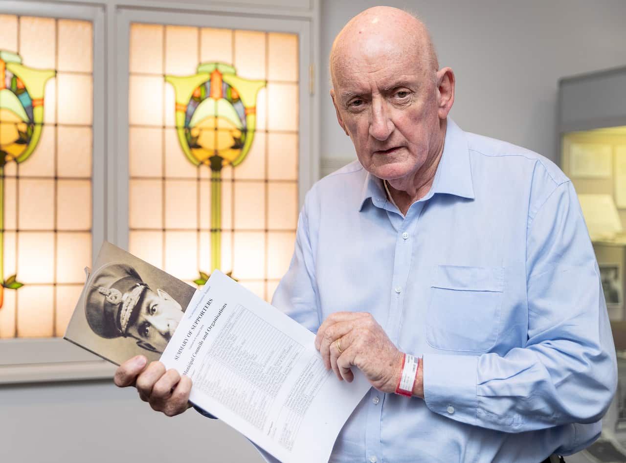Tim Fischer with a picture of Sir John Monash, after legislation was introduced to parliament for Monash to be posthumously promoted in ranks. 