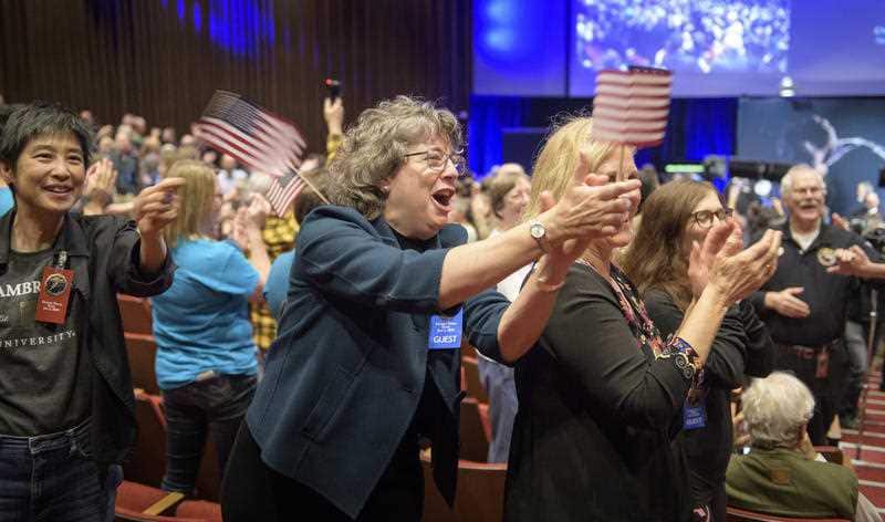 Guests applaud New Horizons team members 