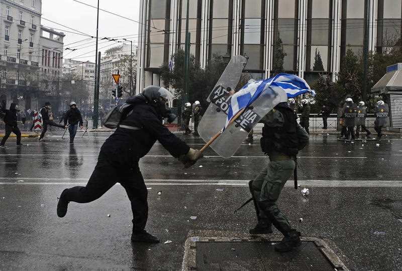 A protester clashes with riot policeman during a rally against the Prespes agreement between Athens and Skopje regarding the name 'Northern Macedonia'.