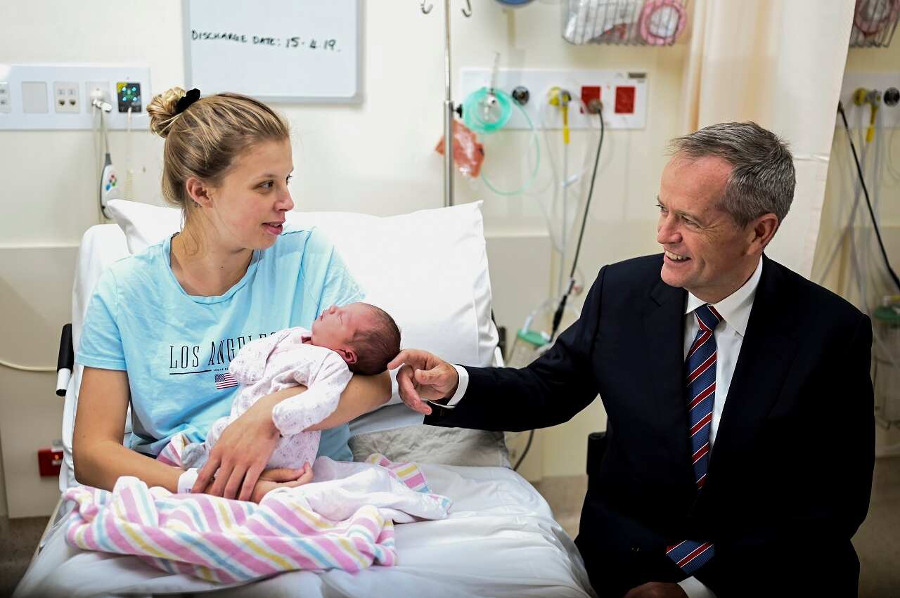 Bill Shorten speaks to mother Cassandra and her one-day old daughter Myah.