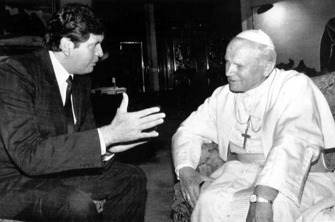 President of Peru Alan Garca visits with Pope John Paul II in the Presidential Palace, in Lima, Peru. 
