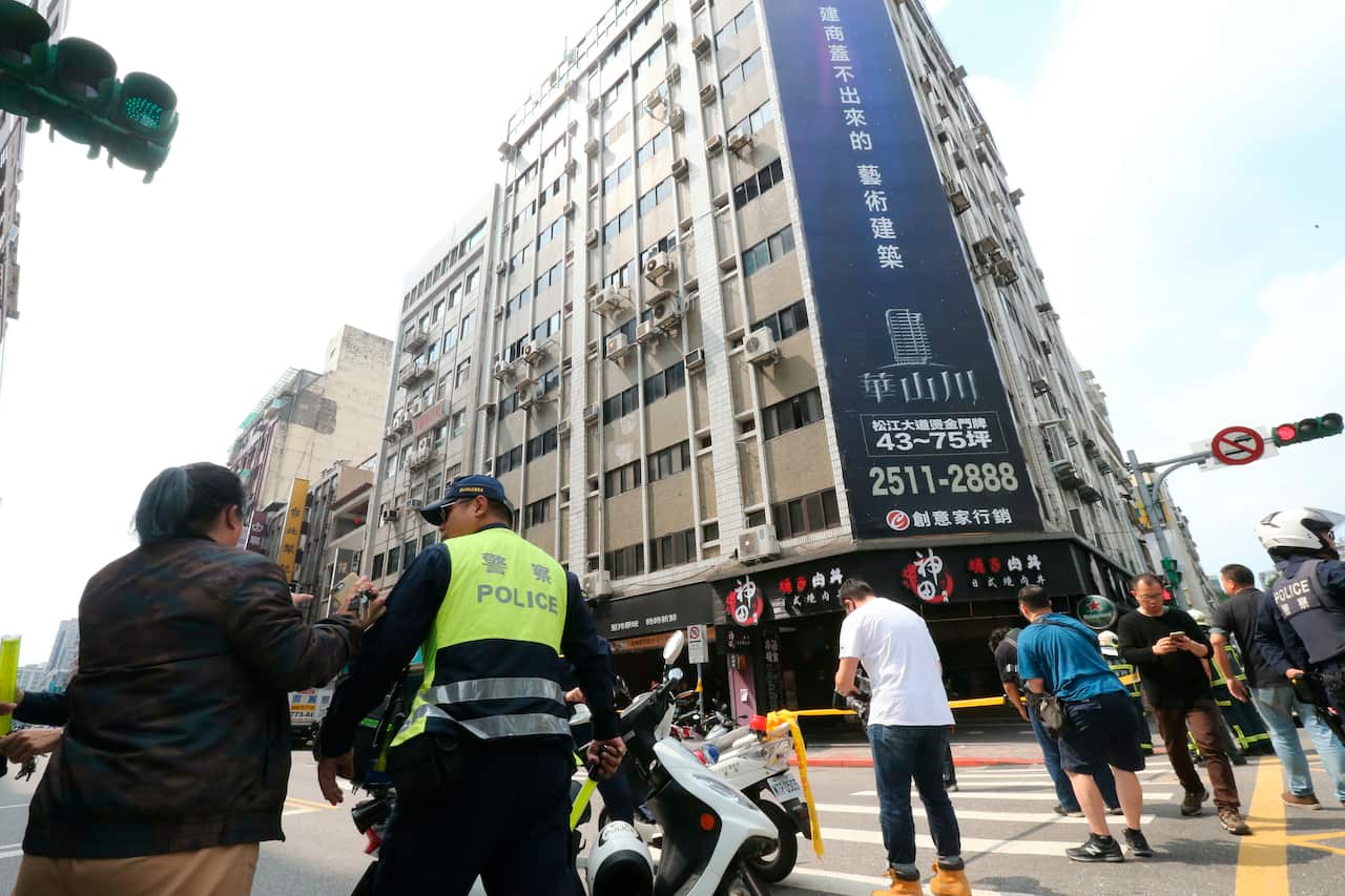 **TAIWAN OUT**Police officers cordon off a street block in which buildings are said to be partially inclined following an earthquake in Taipei, Taiwan, 18 April 2019.  (Imaginechina via AP Images)