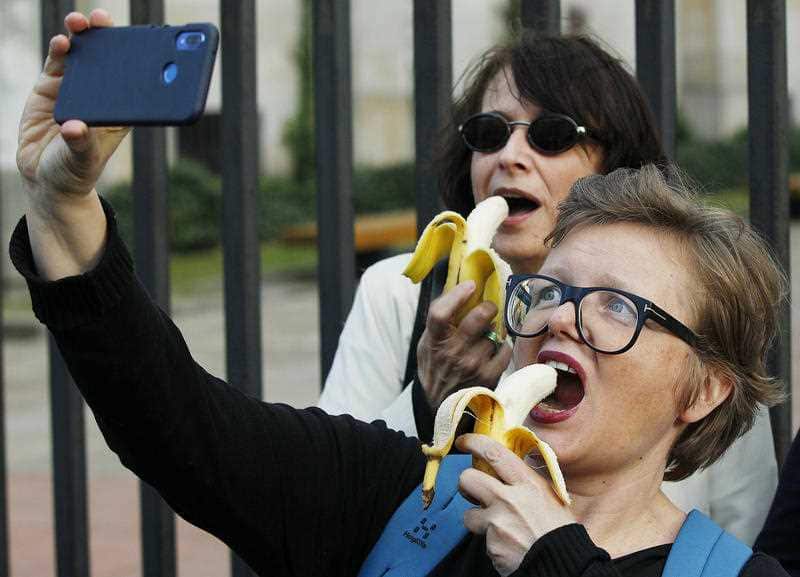 Selfies with the hashtags #jesuisbanan and #bananagate flooded social media after the protest.