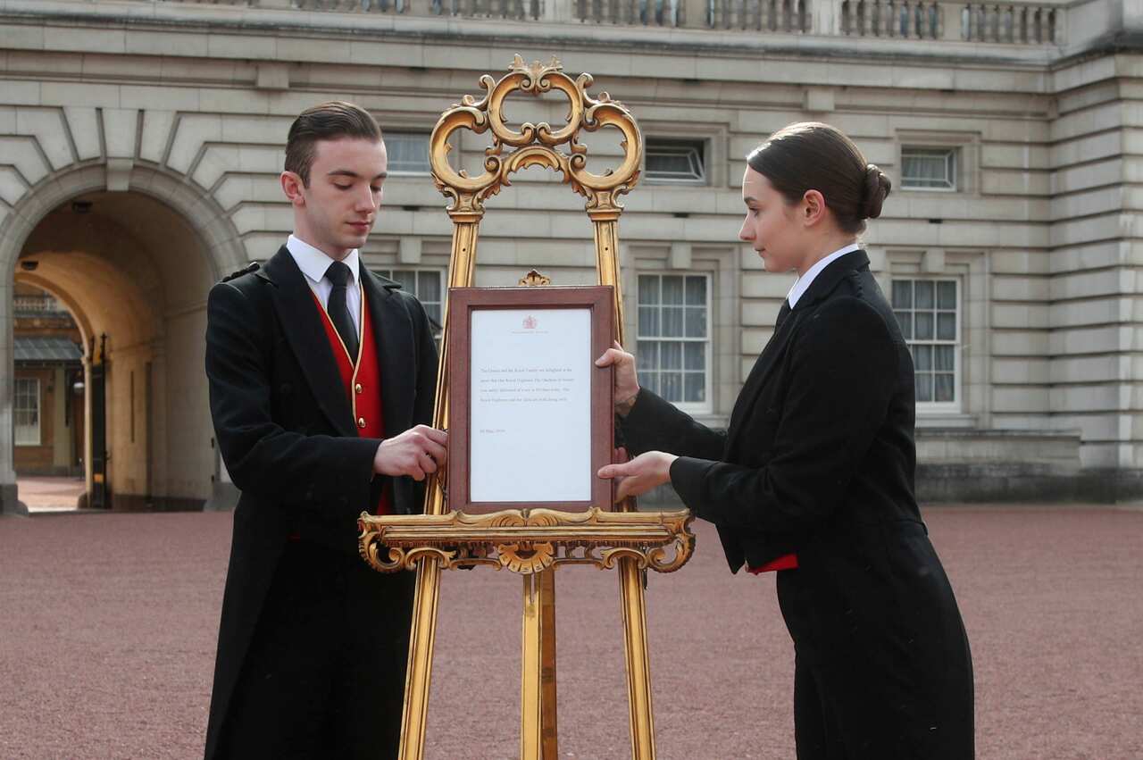 Footmen Stephen Kelly and Sarah Thompson bring out the easel in the forecourt of Buckingham Palace in London to formally announce the birth of a baby boy to the Duke and Duchess of Sussex. 