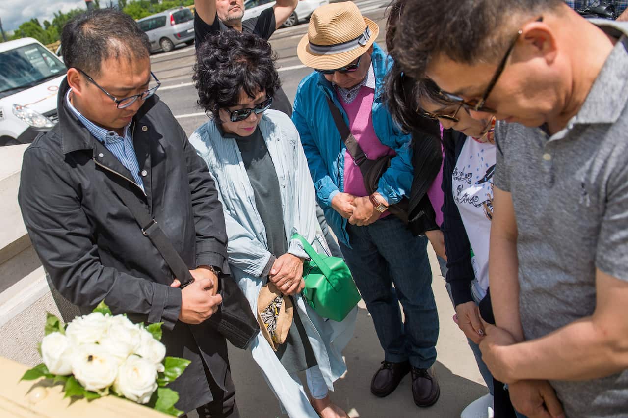South Koreans mourn on the Margaret Bridge.