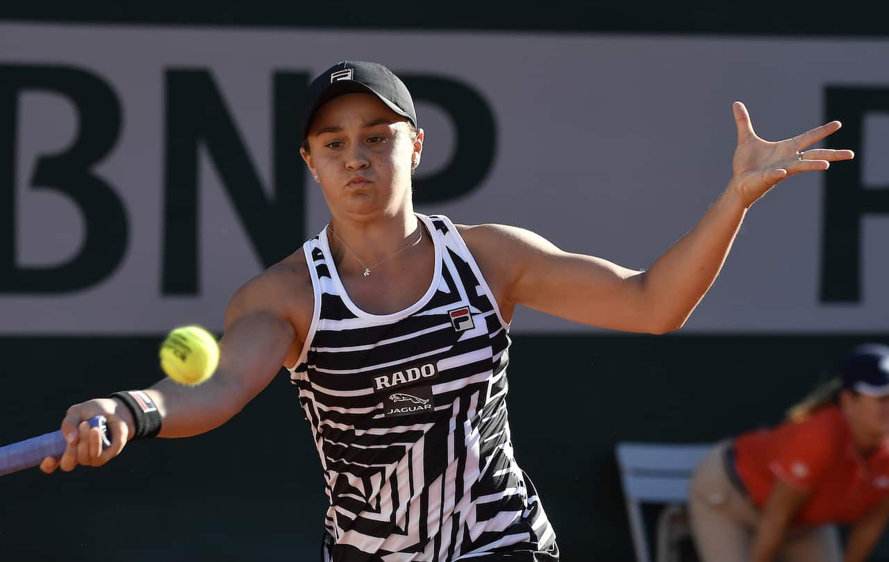 epa07618340 Ashleigh Barty of Australia plays Andrea Petkovic of Germany during their women’s third round match during the French Open tennis tournament at Roland Garros in Paris, France, 01 June 2019.  EPA/JULIEN DE ROSA