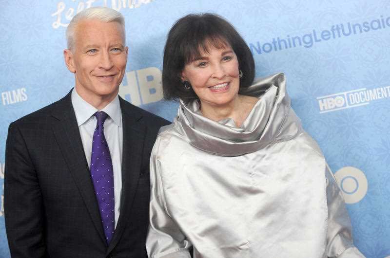 Gloria Vanderbilt (R) with her son, Anderson Cooper, at an event in 2016