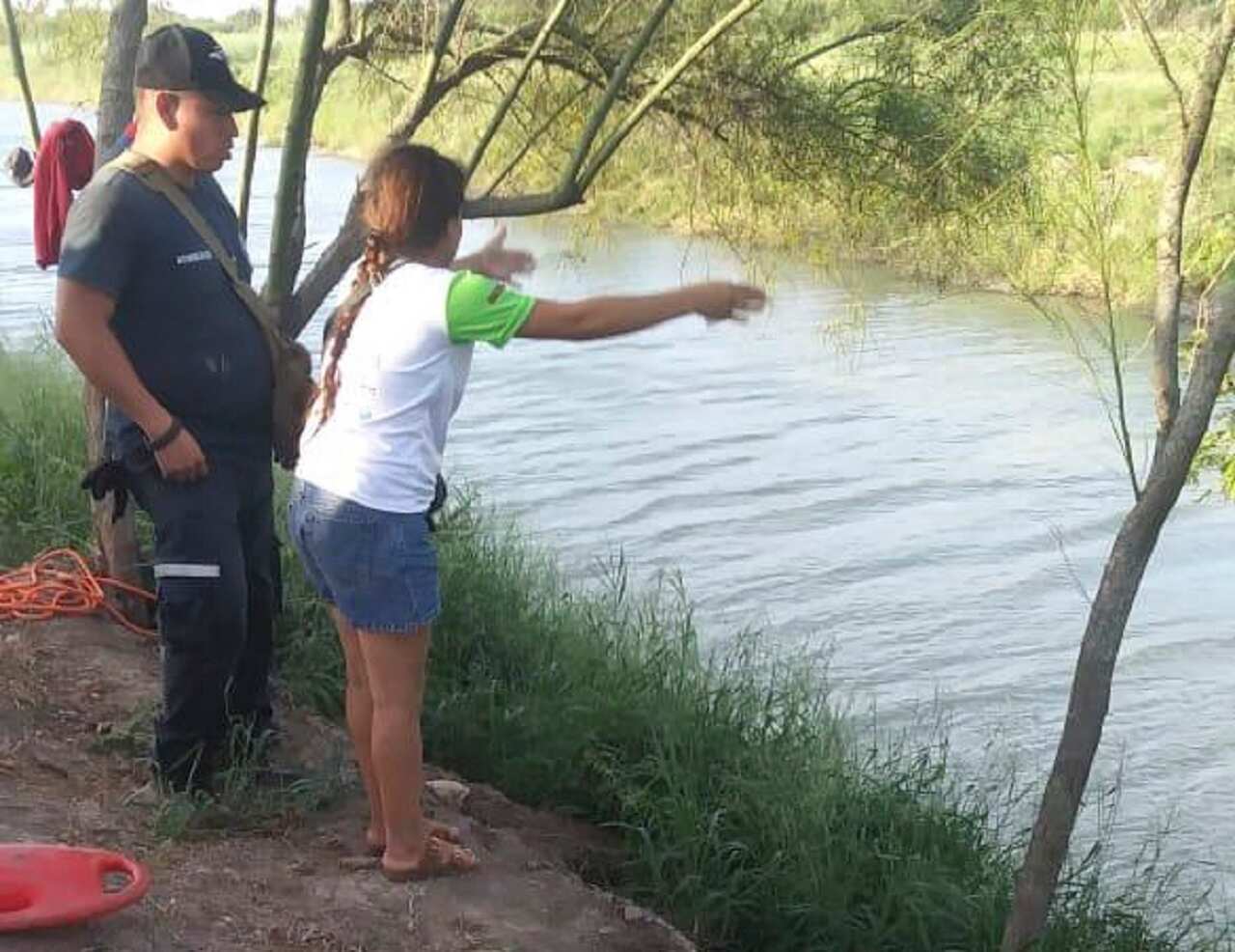 Tania Vanessa Valos speaks with Mexican authorities after her husband and nearly two-year-old daughter were swept away.