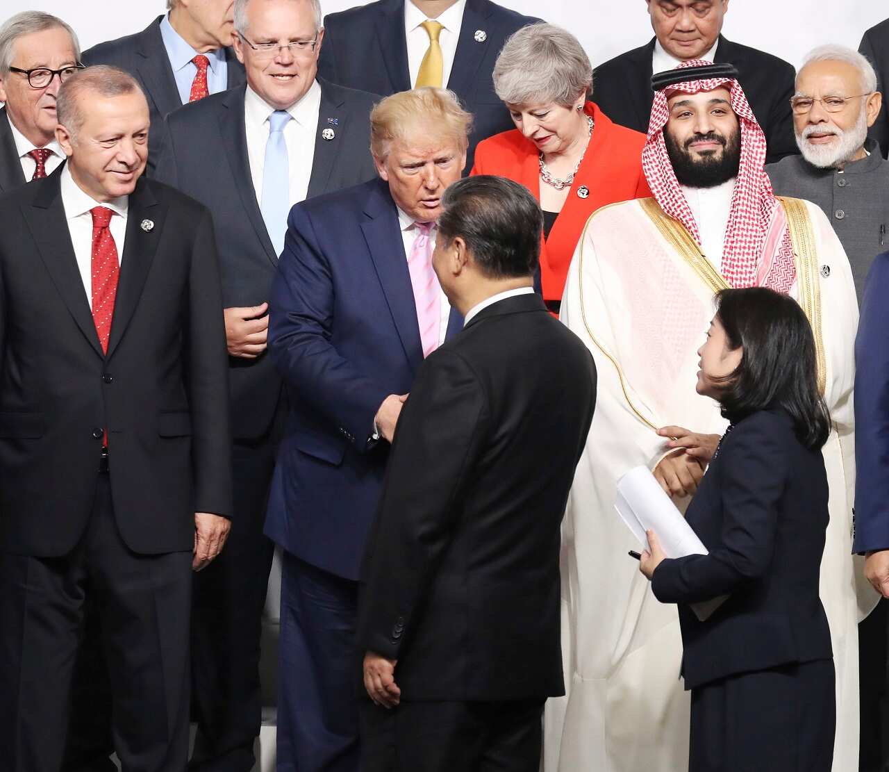 Donald Trump shakes hands with Xi Jinping.