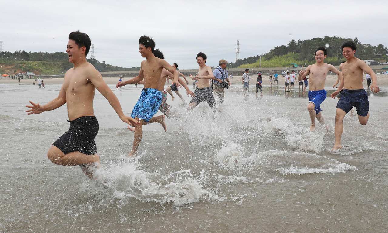 The beach, which used to be one of the best surfing spot, opened for the first time in 9 years since the accident at the Fukushima No.1 nuclear power plant. 