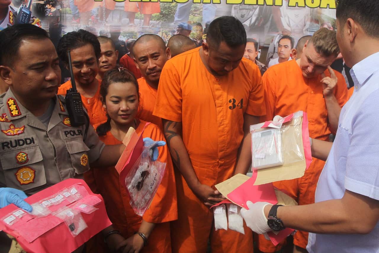 Denpasar Police Chief Ruddi Setiawan shows drug evidence belong to Australian David Van Lersel and William Cabantog.