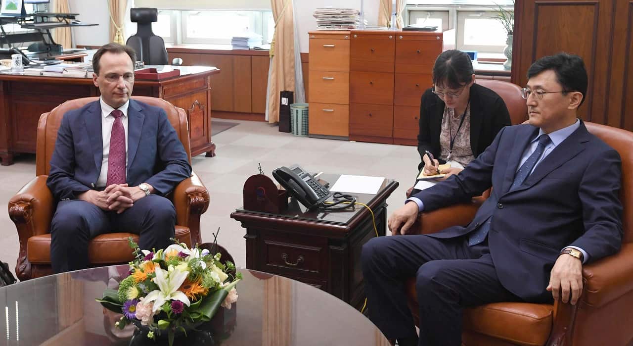 Acting Russian Ambassador to South Korea Maxim Volkov and South Korean Deputy Minister for Political Affairs Yoon Soon-gu meet.
