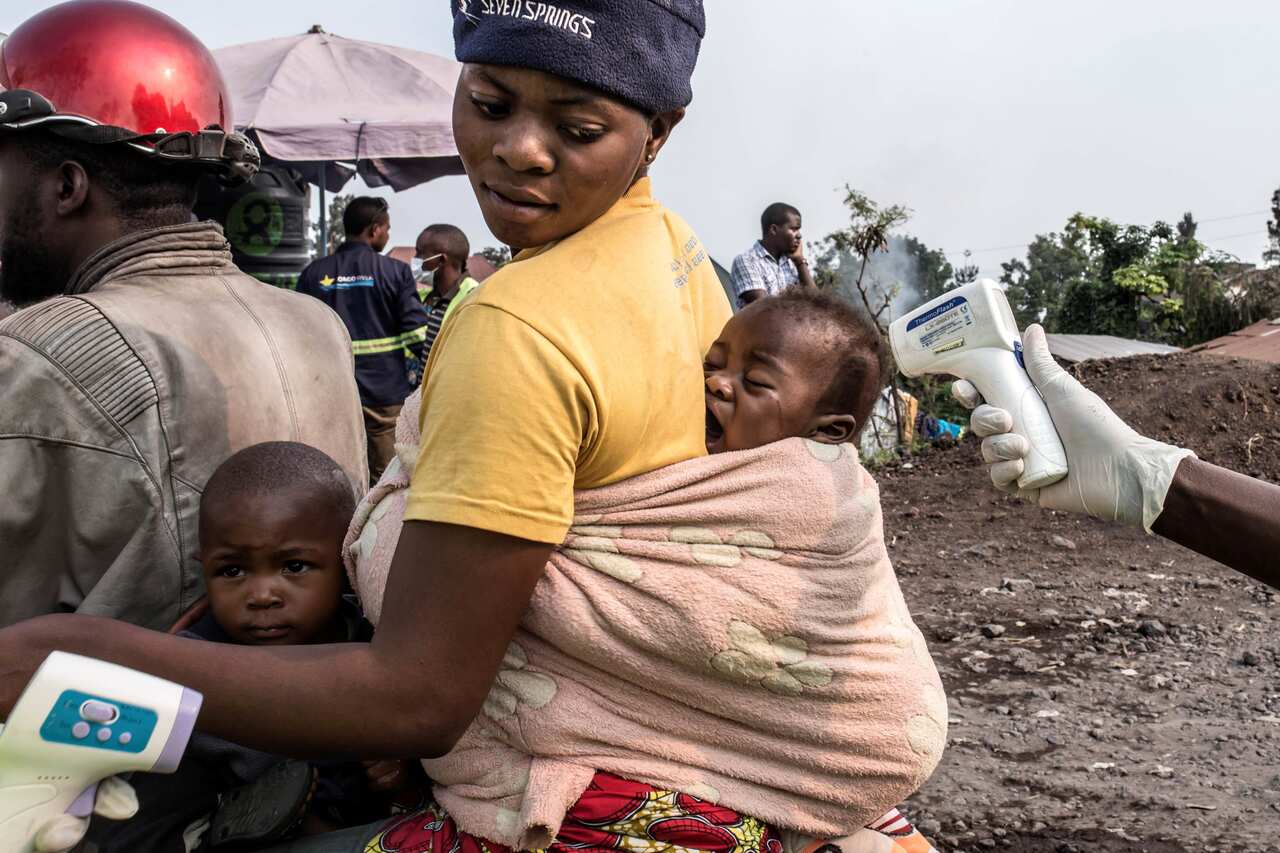 Health authorities checks a baby's temperature at a health checkpoint in Goma, RD Congo.