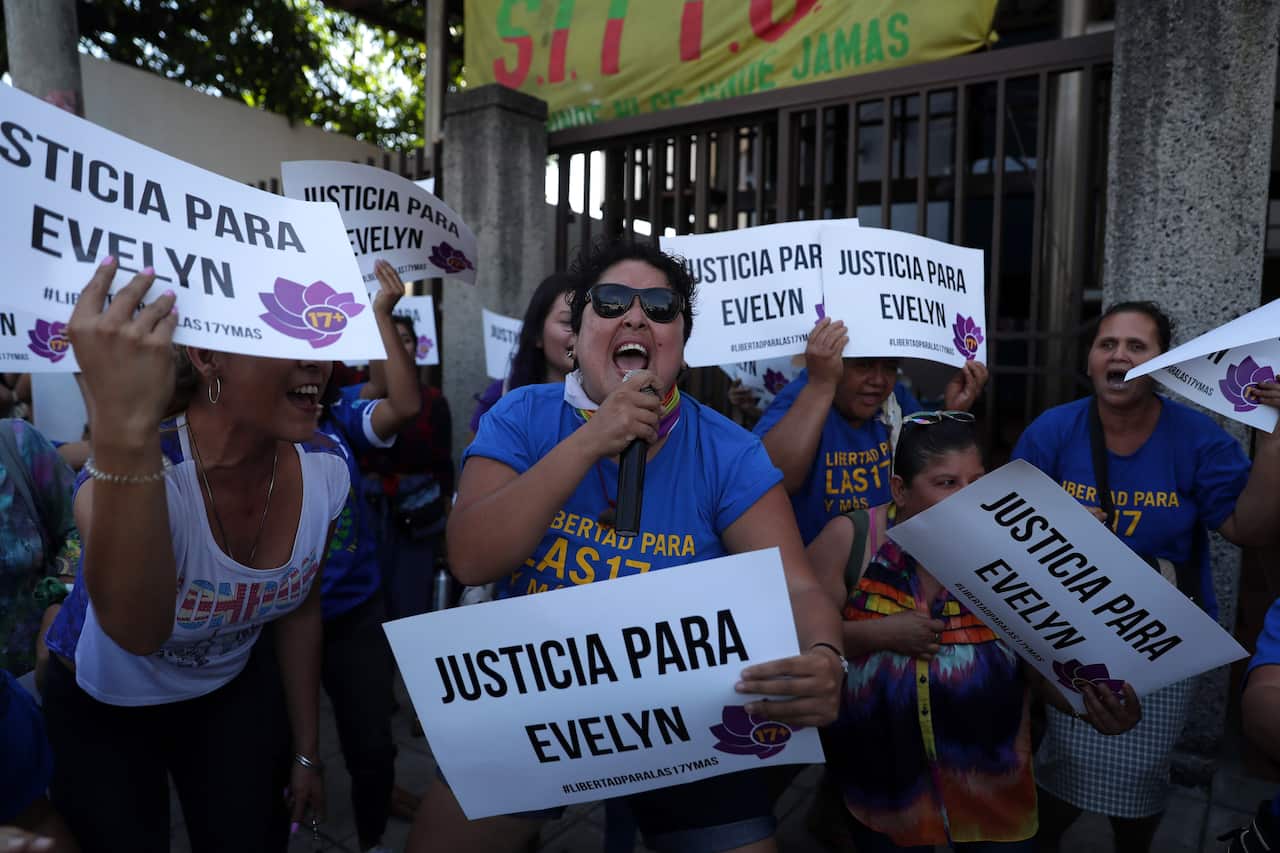 Activists belonging to Women's NGOs demonstrate in support of Evelyn Hernandez.